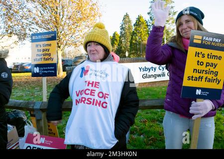 Grève des infirmières sur la ligne de piquetage avec des pancartes de protestation se tiennent dans la grève froide à l'extérieur de Glangwili General Hospital Carmarthen Wales UK 16 décembre 2022 Banque D'Images