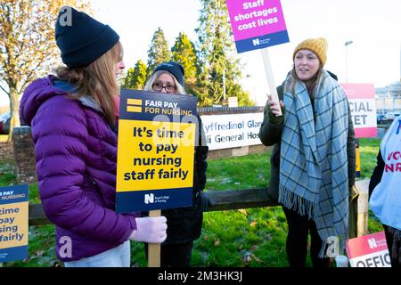 Grève des infirmières sur la ligne de piquetage avec des pancartes de protestation se tiennent dans la grève froide à l'extérieur de Glangwili General Hospital Carmarthen Wales UK 16 décembre 2022 Banque D'Images