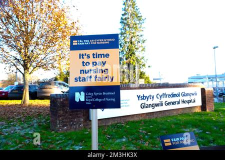 Grève des infirmières sur la ligne de piquetage avec des pancartes de protestation se tiennent dans la grève froide à l'extérieur de Glangwili General Hospital Carmarthen Wales UK 16 décembre 2022 Banque D'Images