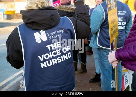 Grève des infirmières sur la ligne de piquetage avec des pancartes de protestation se tiennent dans la grève froide à l'extérieur de Glangwili General Hospital Carmarthen Wales UK 16 décembre 2022 Banque D'Images