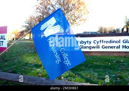 Grève des infirmières sur la ligne de piquetage avec des pancartes de protestation se tiennent dans la grève froide à l'extérieur de Glangwili General Hospital Carmarthen Wales UK 16 décembre 2022 Banque D'Images