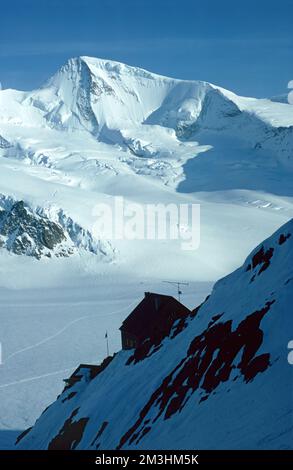 Panorama des montagnes enneigées et des hauts sommets alpins dans l'Oberland bernois en Suisse Banque D'Images