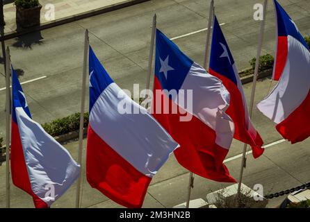 Drapeaux chiliens en une journée venteuse à Viñas del Mar, Chili Banque D'Images