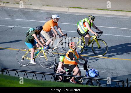 Cyclistes sur la rue Brunswick lors d'un rassemblement de masse critique à vélo, 20 juillet 2022 a tenu à Halifax, en Nouvelle-Écosse, au Canada, pour appuyer la sécurité des rues Banque D'Images