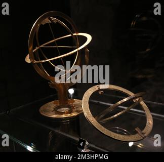 Cracovie. Cracovie. Pologne. Astrolabes et sphères d'armillary exposées au musée.foyer sélectif. Banque D'Images