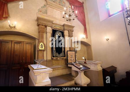 Cracovie. Cracovie. Pologne.Torah Ark (Aron ha-kodesh) dans la synagogue Remuh (Remu). Kazimierz, anciens quartiers juifs. Banque D'Images