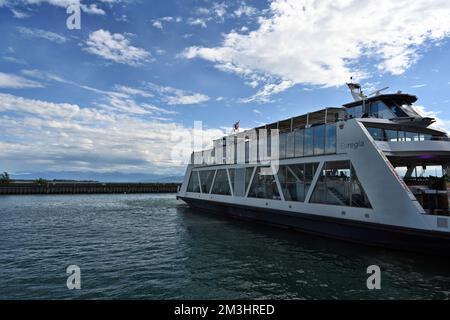 King Karla, le meilleur bateau de fête sur le lac de Constance à l'approche du port de Friedrichshafen. Banque D'Images