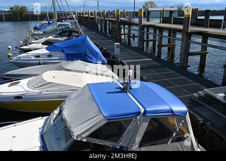 Vue sur la couverture de toit du bateau bleu ou sur le tissu imperméable d'un petit yacht à moteur privé. Banque D'Images