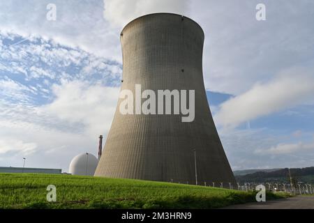 Énorme tour de refroidissement d'une centrale nucléaire observée à proximité. Banque D'Images