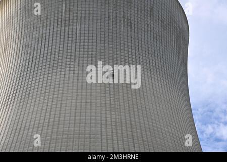 Immense tour de refroidissement d'une centrale nucléaire avec petite porte au milieu observée à proximité. Banque D'Images