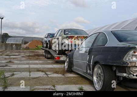 Vue arrière de trois voitures de dérive utilisées pour le sport de dérive. Banque D'Images
