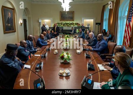 Washington, États-Unis. 14th décembre 2022. ÉTATS-UNIS Le président Joe Biden, du centre-droit, rencontre les dirigeants des nations africaines lors des prochaines élections dans la salle du Cabinet de la Maison Blanche, à 14 décembre 2022, à Washington, DC, y participant : Le président de la République démocratique du Congo, Felix Tshisekedi, le président du Gabon, Ali Bongo Ondimba, le président du Libéria, George Manneh Weah, le président de Madagascar, Andry Nirina Rajoelina, le président du Nigéria, Muhammadu Buhari, et le président de la Sierra Leone, Julius Maada Bio. Crédit : Adam Schultz/White House photo/Alay Live News Banque D'Images