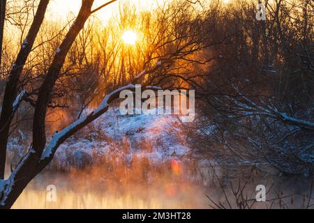 magnifique coucher de soleil sur la rivière d'hiver Banque D'Images