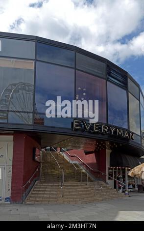 Théâtre Everyman - section café. Cardiff Bay. 2022. Banque D'Images