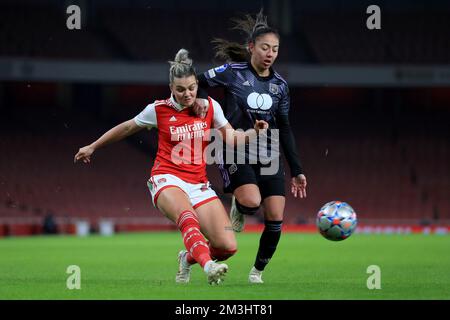 La Laura Wienroither (à gauche) d'Arsenal et Selma Bacha de Lyon en action lors du match C de l'UEFA Women's Champions League au stade Emirates de Londres. Date de la photo: Jeudi 15 décembre 2022. Banque D'Images