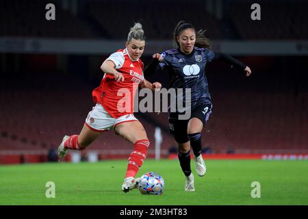 La Laura Wienroither (à gauche) d'Arsenal et Selma Bacha de Lyon en action lors du match C de l'UEFA Women's Champions League au stade Emirates de Londres. Date de la photo: Jeudi 15 décembre 2022. Banque D'Images