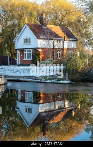 Boveney, Buckinghamshire, Royaume-Uni. 15th décembre 2022. Glace sur la Tamise à Boveney Lock. Malgré le soleil, c'était une autre journée froide glaciale aujourd'hui à Boveney, dans le Buckinghamshire. Une légère poussière de neige est restée sur le sol depuis dimanche soir. Crédit : Maureen McLean/Alay Live News Banque D'Images