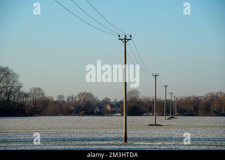 Boveney, Buckinghamshire, Royaume-Uni. 15th décembre 2022. Malgré le soleil, c'était une autre journée froide glaciale aujourd'hui à Boveney, dans le Buckinghamshire. Une légère poussière de neige est restée sur le sol depuis dimanche soir. Crédit : Maureen McLean/Alay Live News Banque D'Images