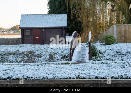 Boveney, Buckinghamshire, Royaume-Uni. 15th décembre 2022. Neige au sol à Boveney Lock. Malgré le soleil, c'était une autre journée froide glaciale aujourd'hui à Boveney, dans le Buckinghamshire. Une légère poussière de neige est restée sur le sol depuis dimanche soir. Crédit : Maureen McLean/Alay Live News Banque D'Images