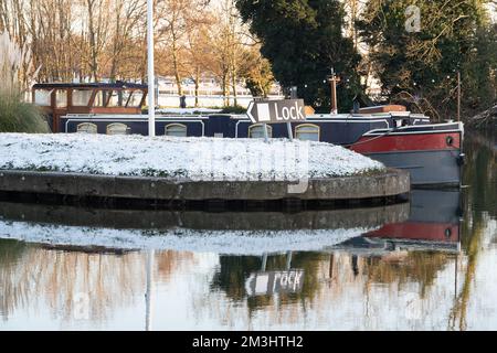 Boveney, Buckinghamshire, Royaume-Uni. 15th décembre 2022. Neige à l'écluse de Bovney sur la Tamise. Malgré le soleil, c'était une autre journée froide glaciale aujourd'hui à Boveney, dans le Buckinghamshire. Une légère poussière de neige est restée sur le sol depuis dimanche soir. Crédit : Maureen McLean/Alay Live News Banque D'Images