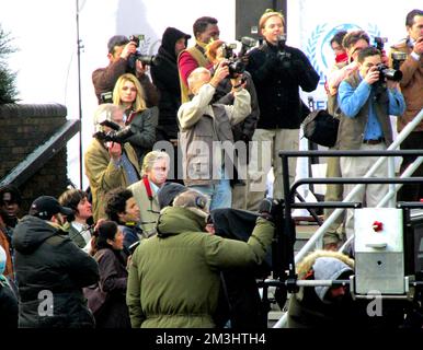 Netflix The Crown Series 6 tournage à Southend en mer Centre civique déguisé comme une rue au Kosovo lors de la visite du Premier ministre Tony Blair en 1999 Banque D'Images