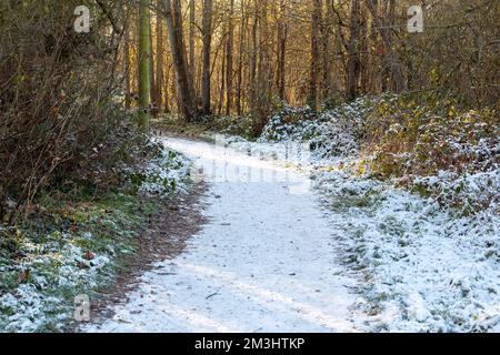 Boveney, Buckinghamshire, Royaume-Uni. 15th décembre 2022. Snow on the Thames Path by the River Thames. Malgré le soleil, c'était une autre journée froide glaciale aujourd'hui à Boveney, dans le Buckinghamshire. Une légère poussière de neige est restée sur le sol depuis dimanche soir. Crédit : Maureen McLean/Alay Live News Banque D'Images