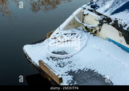 Boveney, Buckinghamshire, Royaume-Uni. 15th décembre 2022. Neige sur les bateaux sur la Tamise. Malgré le soleil, c'était une autre journée froide glaciale aujourd'hui à Boveney, dans le Buckinghamshire. Une légère poussière de neige est restée sur le sol depuis dimanche soir. Crédit : Maureen McLean/Alay Live News Banque D'Images