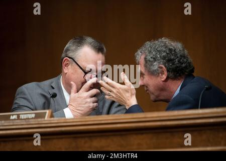 Washington DC, États-Unis. 15th décembre 2022. Le sénateur américain Jon Tester (démocrate du Montana), à gauche, s'entretient avec le sénateur américain Sherrod Brown (démocrate de l'Ohio), président du Comité sénatorial américain des banques, du logement et des affaires urbaines, à droite, lors d'un comité sénatorial des banques, du logement, Et lors de l'audience des Affaires urbaines pour examiner le rapport semestriel du Bureau de la protection financière des consommateurs au Congrès, dans l'immeuble du Bureau du Sénat Dirksen à Washington, DC, jeudi, 15 décembre 2022. Credit: Rod Lamkey/CNP/dpa/Alay Live News Banque D'Images