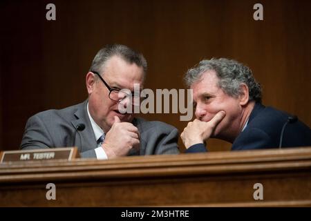 Washington DC, États-Unis. 15th décembre 2022. Le sénateur américain Jon Tester (démocrate du Montana), à gauche, s'entretient avec le sénateur américain Sherrod Brown (démocrate de l'Ohio), président du Comité sénatorial américain des banques, du logement et des affaires urbaines, à droite, lors d'un comité sénatorial des banques, du logement, Et lors de l'audience des Affaires urbaines pour examiner le rapport semestriel du Bureau de la protection financière des consommateurs au Congrès, dans l'immeuble du Bureau du Sénat Dirksen à Washington, DC, jeudi, 15 décembre 2022. Credit: Rod Lamkey/CNP/dpa/Alay Live News Banque D'Images