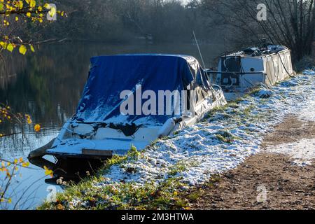 Boveney, Buckinghamshire, Royaume-Uni. 15th décembre 2022. Neige sur les bateaux sur la Tamise. Malgré le soleil, c'était une autre journée froide glaciale aujourd'hui à Boveney, dans le Buckinghamshire. Une légère poussière de neige est restée sur le sol depuis dimanche soir. Crédit : Maureen McLean/Alay Live News Banque D'Images