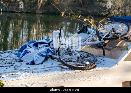 Boveney, Buckinghamshire, Royaume-Uni. 15th décembre 2022. Neige sur les bateaux sur la Tamise. Malgré le soleil, c'était une autre journée froide glaciale aujourd'hui à Boveney, dans le Buckinghamshire. Une légère poussière de neige est restée sur le sol depuis dimanche soir. Crédit : Maureen McLean/Alay Live News Banque D'Images