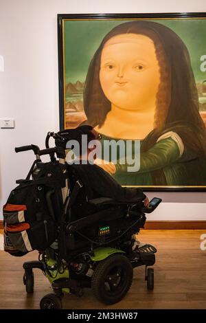 Un visiteur en fauteuil roulant admire l'art au musée d'art Botero à Bogota, Colombie (Museo Botero del Banco de la Republica) Banque D'Images