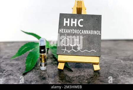 Cartouche de distillat HHC Vape Hexahydrocannabinol est un cannabinoïde semi-synthétique psychoactif qui n'est pas régulé Banque D'Images