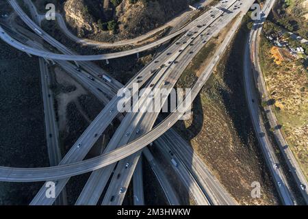 Vue aérienne des rampes d'échange et des ponts de l'autoroute Golden State 5 et Antelope Valley 14 près de Newhall dans le comté de Los Angeles, en Californie. Banque D'Images