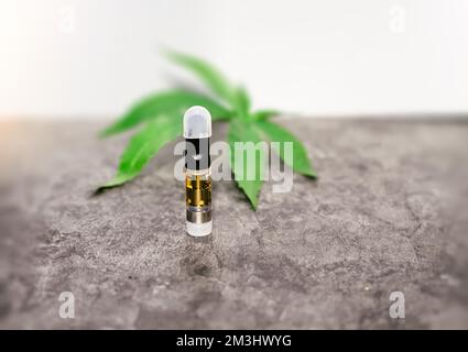 Cartouche de distillat HHC Vape Hexahydrocannabinol est un cannabinoïde semi-synthétique psychoactif qui n'est pas régulé Banque D'Images