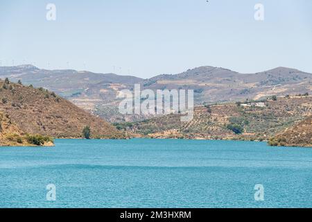 Vue sur le lac de Beznar dans la vallée de Lecrin en Andalousie, Espagne Banque D'Images