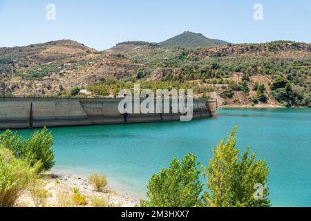 Vue sur le lac de Beznar dans la vallée de Lecrin en Andalousie, Espagne Banque D'Images