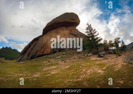 Site touristique de Turtle Rock dans le parc national de Terelj, Mongolie. Destination de montagne populaire pour les voyageurs. Banque D'Images