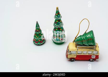 La voiture-jouet transporte un arbre de Noël. Sapin de Noël et minibus Banque D'Images