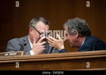 Washington, États-Unis d'Amérique. 15th décembre 2022. Le sénateur américain Jon Tester (démocrate du Montana), à gauche, s'entretient avec le sénateur américain Sherrod Brown (démocrate de l'Ohio), président du Comité sénatorial américain des banques, du logement et des affaires urbaines, à droite, lors d'un comité sénatorial des banques, du logement, Et lors de l'audience des Affaires urbaines pour examiner le rapport semestriel du Bureau de la protection financière des consommateurs au Congrès, dans l'immeuble du Bureau du Sénat Dirksen à Washington, DC, jeudi, 15 décembre 2022. Crédit: Rod Lamkey/CNP/Sipa USA crédit: SIPA USA/Alay Live News Banque D'Images