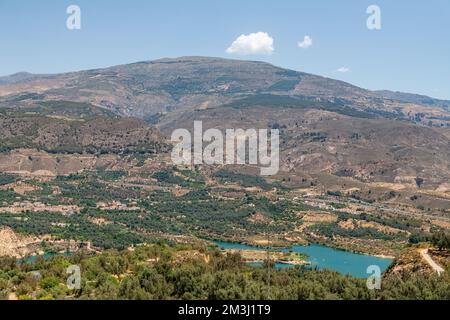 Vue sur le lac de Beznar dans la vallée de Lecrin en Andalousie, Espagne Banque D'Images