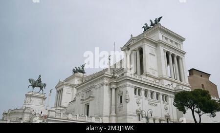 Italie, Milan - 30 août 2022: Bâtiments célèbres de l'Italie. Action. Beaux monuments sur le palais architectural de l'Italie. Attractions culturelles et scul Banque D'Images