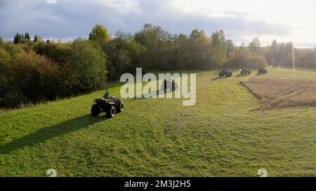 Personnes en quad, vue aérienne. Attache. Les touristes qui conduisent des quads à travers la forêt, le mode de vie actif et le concept de voyage Banque D'Images