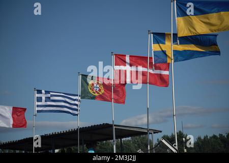 COURSEULLES-SUR-MER, FRANCE. 25 JUILLET 2018 : drapeaux nationaux des pays alliés pendant la Seconde Guerre mondiale, à Juno Beach, un endroit où il était en Normandie Banque D'Images