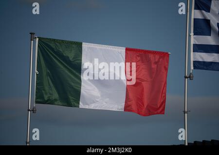 Drapeau irlandais voletant dans la brise d'une rapide contre un ciel bleu. Banque D'Images