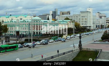 Serbie, Belgrade - 7 mai 2022 : vue aérienne d'une ville par jour d'été. Films. Vol au-dessus des bâtiments et végétation verte d'une ville moderne Banque D'Images