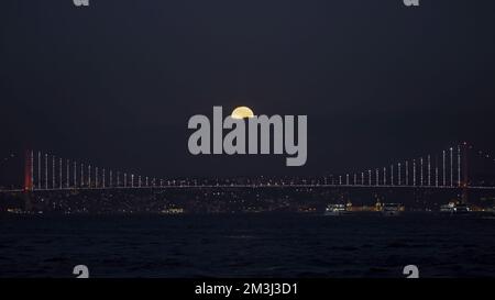 Nuit paysage à couper le souffle avec une rivière, un pont, et un ciel sombre avec pleine lune. Action. Nuit d'été ville calme Banque D'Images