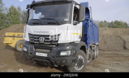 Serbie, Belgrade - 30 juillet 2021 : vue de dessus du camion avec pelle hydraulique. Scène. Les chantiers de construction ont été déblayés avec une pelle hydraulique et un camion à benne basculante Charges de pelle hydraulique s Banque D'Images