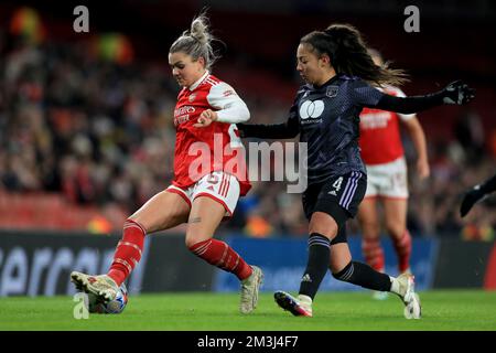 La Laura Wienroither (à gauche) d'Arsenal et Selma Bacha de Lyon en action lors du match C de l'UEFA Women's Champions League au stade Emirates de Londres. Date de la photo: Jeudi 15 décembre 2022. Banque D'Images