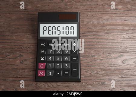 Affichage numérique LCD d'une calculatrice affichant le mot PENSION. Illustration du concept de calcul des pensions et des régimes de retraite Banque D'Images